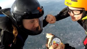 Skoki spadochronowe Cheł Skoczkowie trzymający się za ręce podczas skoku spadochronowego w mieście Chełm
